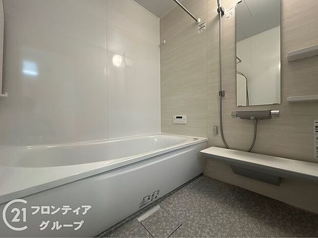 足を伸ばして入浴できる広々とした浴室で一日の疲れをリフレッシュ