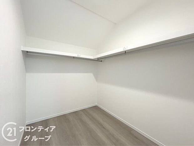 大きなクローゼットがあるのでお洋服やお布団も楽々収納できますね