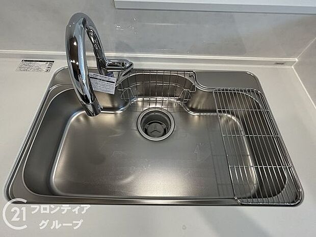 お鍋もスッポリ入る広々としたシンクはお食事後の片付けもスムーズ