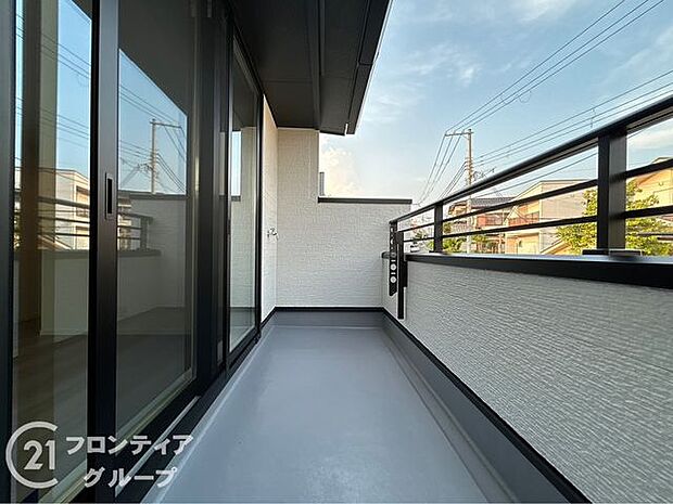 広々バルコニーで洗濯物もたくさん干せますね