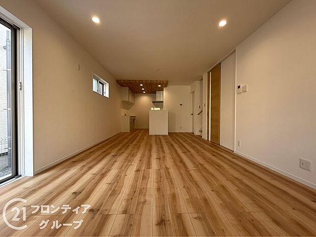 ナチュラルな色合いとはっきりとした木目で、木の温もりを感じながら過ごせる広々としたリビングです