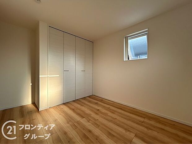 2面採光の明るい洋室は寝室にも子供部屋にも最適ですね