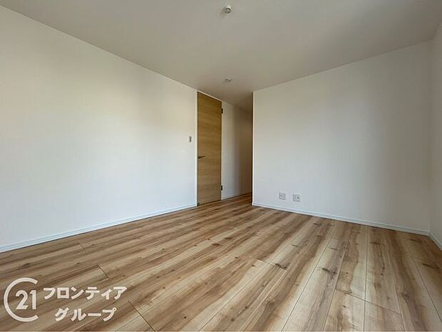 2面採光の明るい洋室は寝室にも子供部屋にも最適ですね