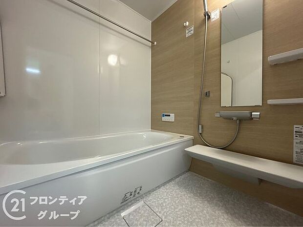 足を伸ばして入浴できる広々とした浴室で一日の疲れをリフレッシュ