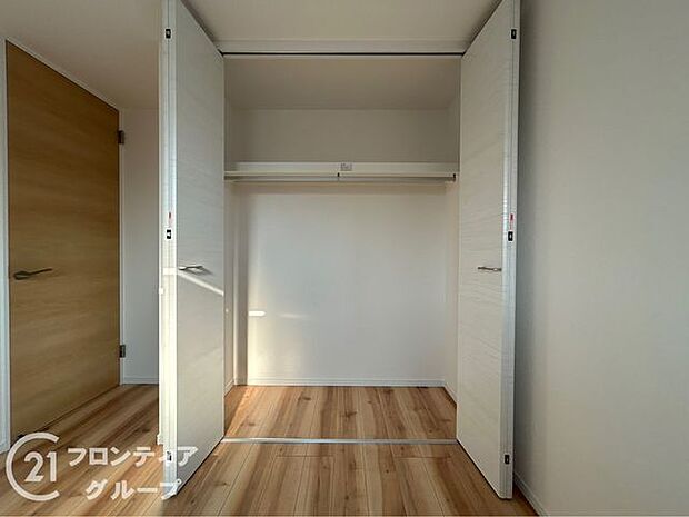 大きなクローゼットがあるのでお洋服やお布団も楽々収納できますね