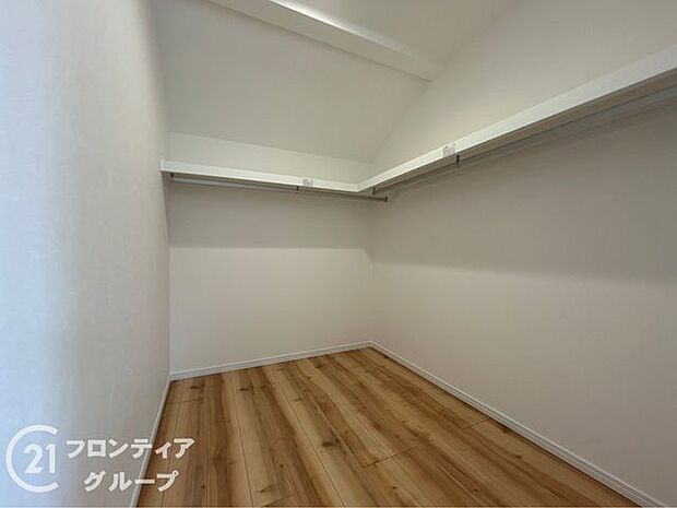 大きなクローゼットがあるのでお洋服やお布団も楽々収納できますね