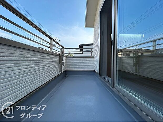 広々バルコニーで洗濯物もたくさん干せますね