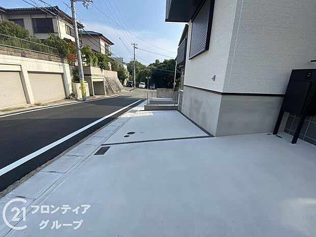 駐車場完備で、車をお持ちの方も安心して利用できる便利で快適な環境が整っており、日常の移動がスムーズです!