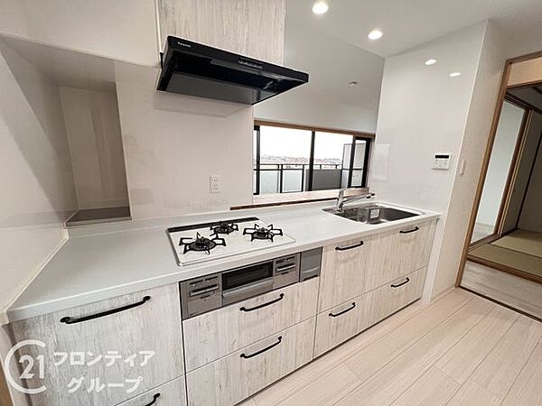 清潔感のあるキッチンで日々の料理も楽しめます