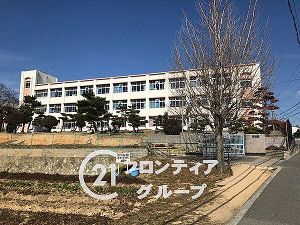 神戸市立岩岡小学校 徒歩11分。 860m