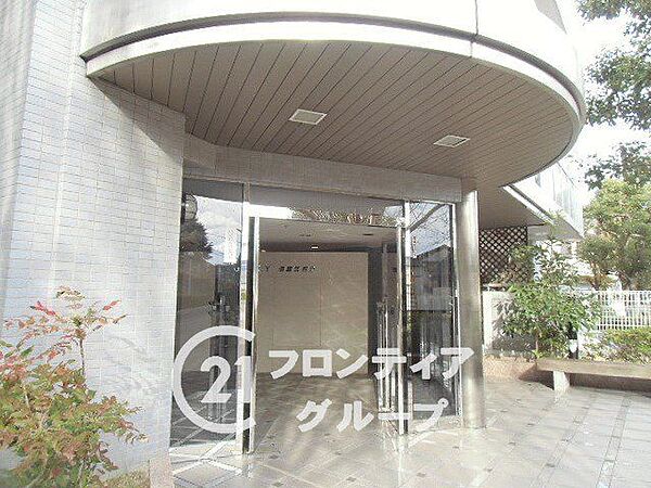 落ち着いた雰囲気のエントランスは、訪れる人に心安らぐ空間を提供し、温かく迎えてくれます！