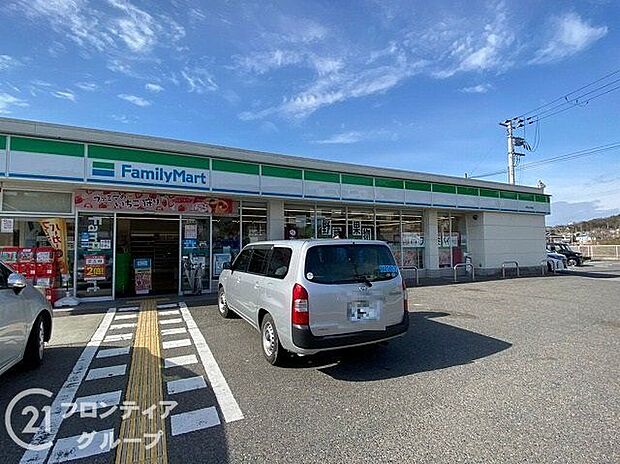 ファミリーマート押部谷木幡店 徒歩12分。 910m