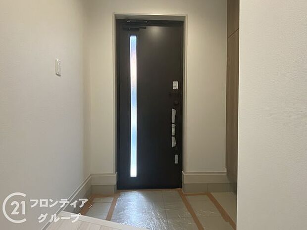 玄関ではタイルを採用しており、お掃除楽々！特にお子さまがたくさんの砂を持って帰ってきても安心ですね！