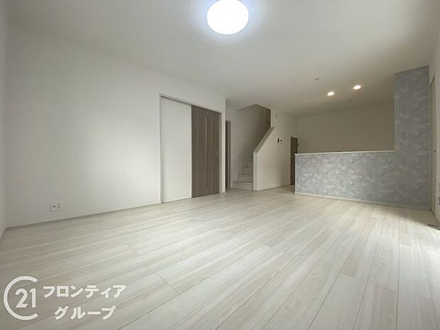 ナチュラルな色合いとはっきりとした木目で、木の温もりを感じながら過ごせる広々としたリビングです。お好きなインテリアでお気に入りの空間を作り出せますね。