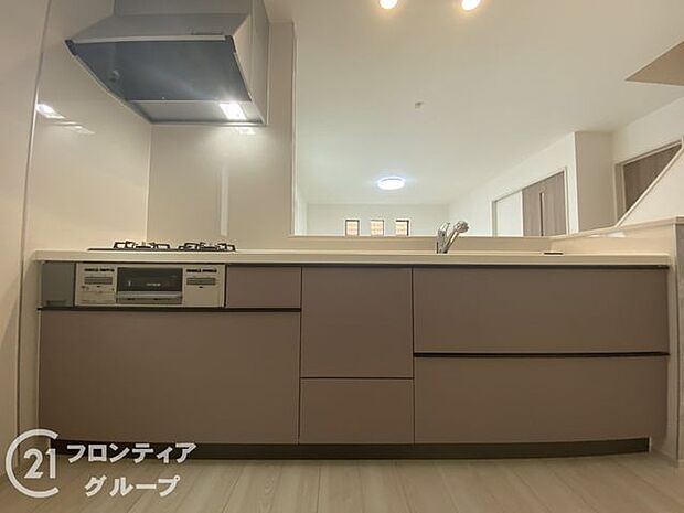 人工大理石カウンタートップ・ガラストップコンロを採用しており、お掃除ラクラク。浄水器付きハンドシャワー水栓など、奥様に嬉しい機能がたくさん！