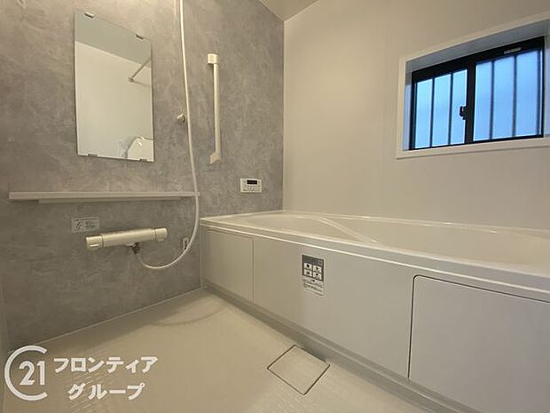 保温効果のある浴槽を採用しており、温かいお湯が長続き！1坪以上の広々とした空間なので、親子入浴や半身浴などに向いた浴室です！