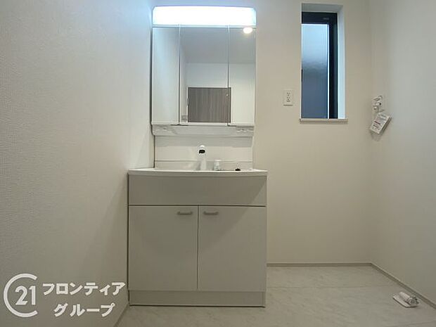 ハンドシャワー付き洗面化粧台。曇り止めヒーター付きミラーの内側にはたっぷりの収納がついており、スタイリング剤や歯ブラシなどもたっぷり収納可能です！