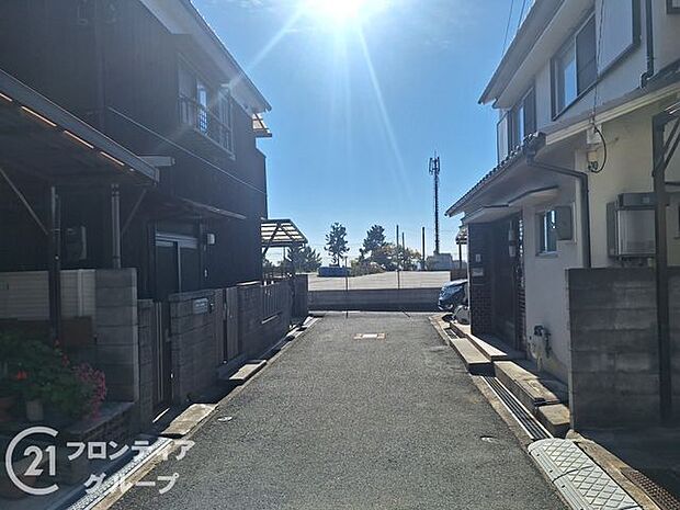 前道が広々としており、来客時にも安心して駐車できます。整備された道路で、車の出し入れがスムーズです。