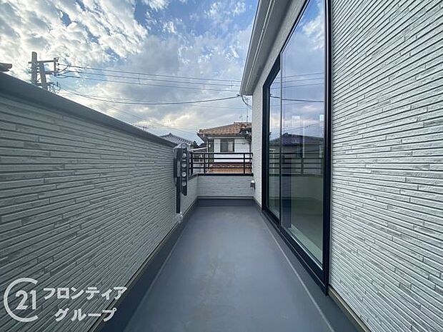 日当たりの良いバルコニーは、お洗濯が多いときも安心。たくさん干してもカラっと乾きそうです！