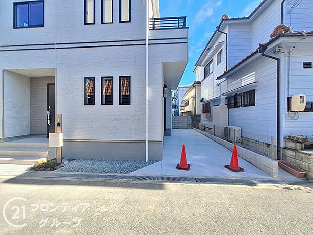 広々としたスペースで車の出し入れがスムーズに行えます。