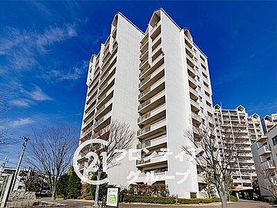 外観:シンプルながらも存在感のあるマンション外観は、住む人を魅了し、日常に特別な時間をもたらします。都会的なデザインが魅力で、住む人に誇りを与える空間です 外観:シンプルながらも存在感のあるマンション外観は、住む人を魅了し、日常に特別な時間をもたらします。都会的なデザインが魅力で、住む人に誇りを与える空間です