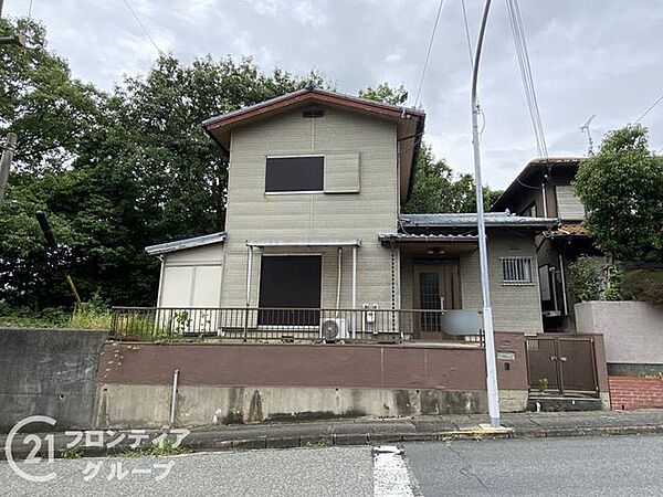 しっかりとした造りの外観は、安心感を与える堅牢なデザインです。長く住み続けられる住まいです。