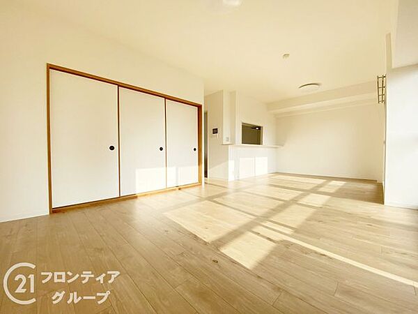 広々としたリビングで、明るい日が差し込みます！家族団らんの時間をゆったりと過ごせます！