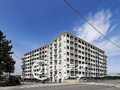 外観:駅から徒歩5分のマンションは、通勤や通学にとても便利で、時間を有効に使える素晴らしい立地です! 外観:駅から徒歩5分のマンションは、通勤や通学にとても便利で、時間を有効に使える素晴らしい立地です!