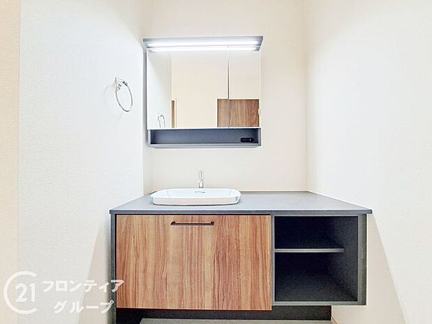 曇り止めヒーター付きのミラーキャビネットを採用しております。ミラーの内側がすべて収納スペースになっているので、スタイリング剤や歯ブラシなどの収納に便利ですね。