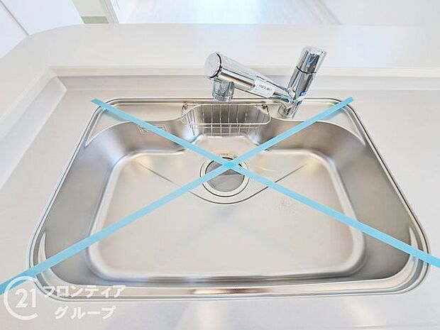 溝のないフラット設計のイージーフィルター。板状なのでお掃除も簡単。スリムタイプでも深型フードと同等の油煙捕集力を発揮します。