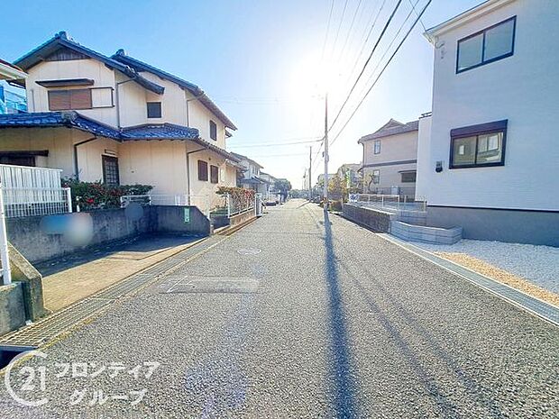 前面道路は閑静な住宅地をはしる車通りの少ない道路。お車の出し入れが苦手なママや小さなお子様にも安心ですね。しっかり舗装もされているので、ベビーカーや自転車で通っても快適に通行できます。