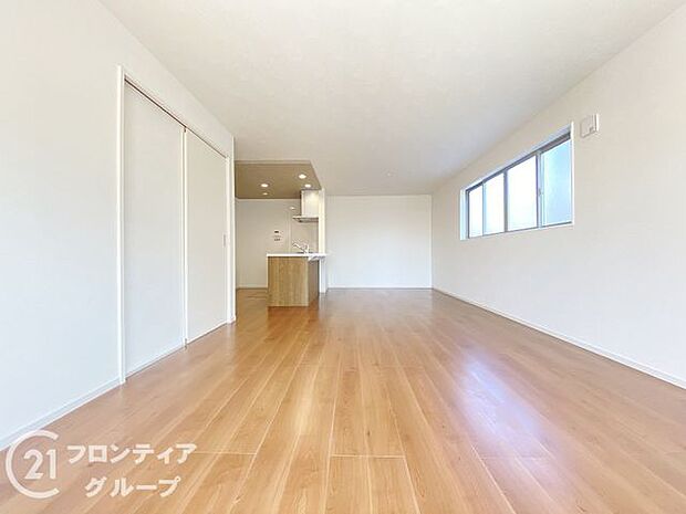 LDKは20帖の広々空間!キッチンからお料理をしながらお子さんの見守りもできますね。贅沢空間、一度ご内覧ください!