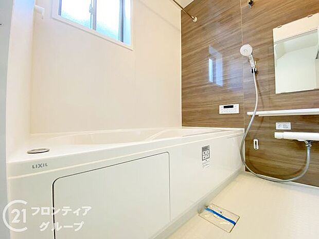 清潔感あふれるバスルームで、リラックスタイムをお楽しみください!窓があるのでこまめに換気ができ、快適な空間を保てます。