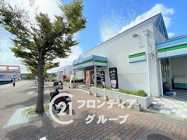ファミリーマートかすがプラザ店 徒歩11分。 860m