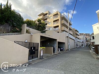 外観:開放感あふれるマンション外観は、明るい印象を与え、住む人に心地よい空間を提供します。自然光を取り入れたデザインが魅力で、日々の生活を豊かにします。 外観:開放感あふれるマンション外観は、明るい印象を与え、住む人に心地よい空間を提供します。自然光を取り入れたデザインが魅力で、日々の生活を豊かにします。