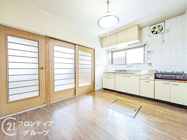 リビングは、家族や友人との時間を楽しむのに最適な広さです。快適な居住空間を提供します。