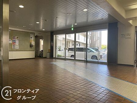 大きなガラス張りのロビーは高級感があります