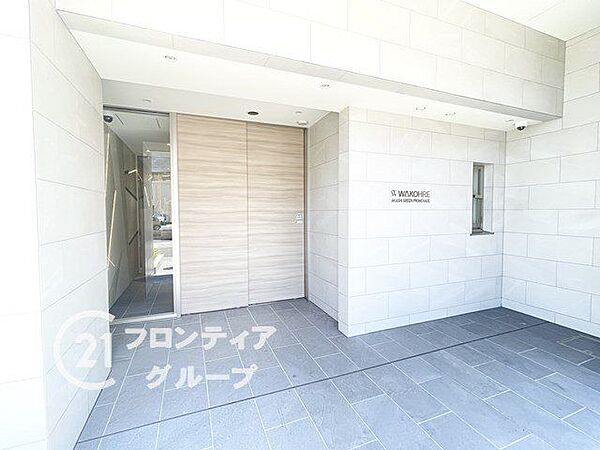 マンションのエントランスは、住まう方々を迎える洗練された空間です。日常の出入りを快適にするための工夫がされています。