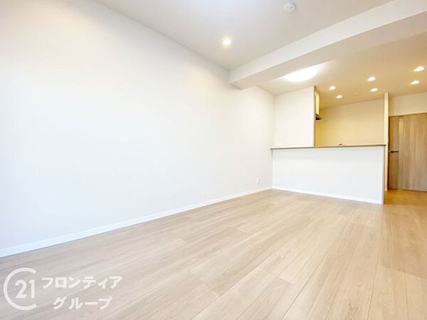 リフォーム済み！システムキッチン・ユニットバス・洗面化粧台・トイレ・建具・クロス全室・床材・配管新調。全居室収納＋ウォークインクローゼットもついており、収納が充実しております。