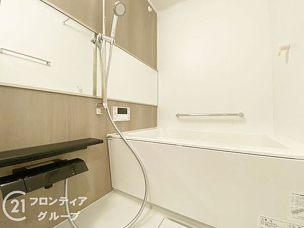 清潔感あふれるバスルームで、毎日の疲れを癒せます。明るく開放的な空間で、リフレッシュできるひとときをお楽しみください。