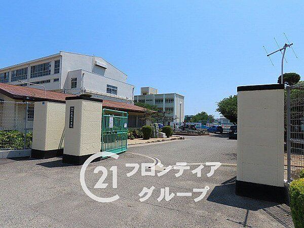 神戸市立歌敷山中学校 徒歩5分。 400m
