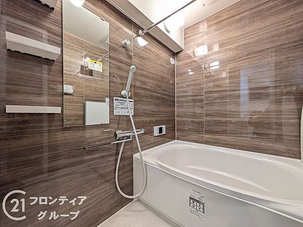 清潔感あふれるバスルームで、毎日の疲れを癒せます。明るく開放的な空間で、リフレッシュできるひとときをお楽しみください。