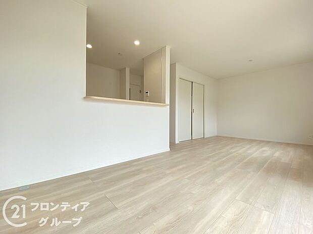 LDKには大きな窓からたくさんの光が入り、明るく、開放的な空間を演出してくれます。お友達が遊びに来た時も自慢のリビングになりますね!