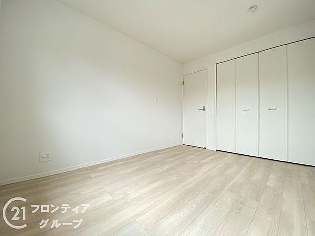 こちらのお部屋はバルコニーに面しており、日当たり、通風ともに良好です!