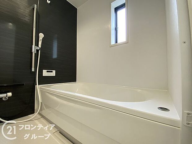 1坪以上の広々とした浴室には隠れた嬉しい設備がたっぷりついております。お掃除が楽にできたり、節水効果があったりと、バスタイムを快適にお過ごし頂けます!