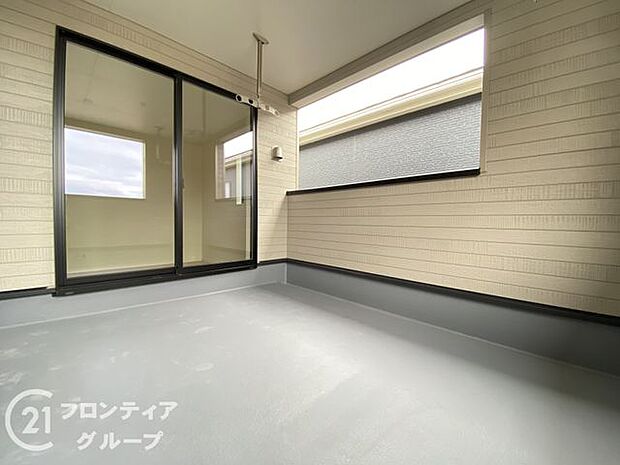 日当たりの良いバルコニーは、お洗濯が多いときも安心。たくさん干してもカラっと乾きそうです!