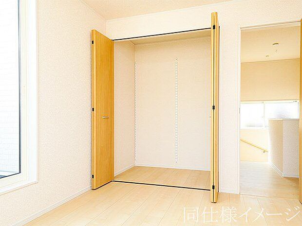 ＼同仕様写真／木目の美しさを際立たせるシンプルデザインのワイドクローゼットはたっぷり収納ができます！