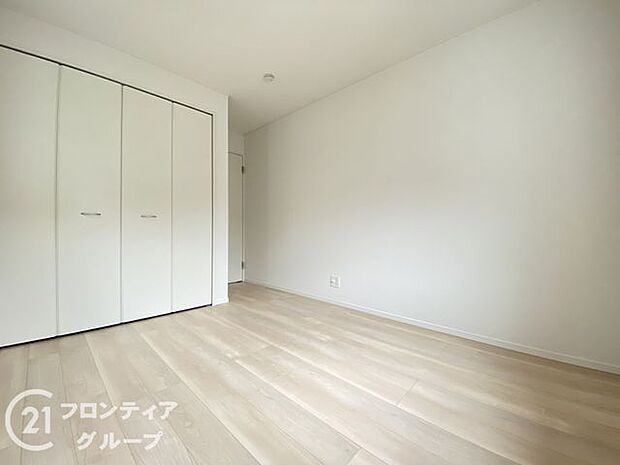 こちらのお部屋はバルコニーに面しており、日当たり、通風ともに良好です!