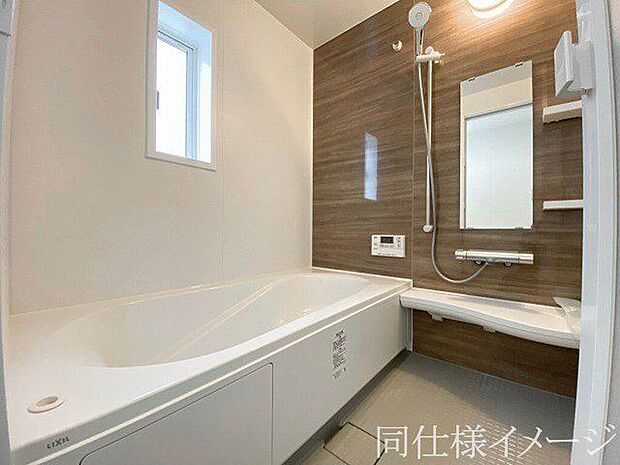 ＼同仕様写真／1坪以上の広々とした浴室には隠れた嬉しい設備がたっぷりついております。お掃除が楽にできたり、節水効果があったりと、バスタイムを快適にお過ごし頂けます！