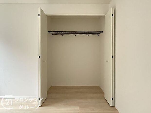 お布団も収納できる広々とした押入れは、季節のものもたくさん収納しておける便利なスペースです!